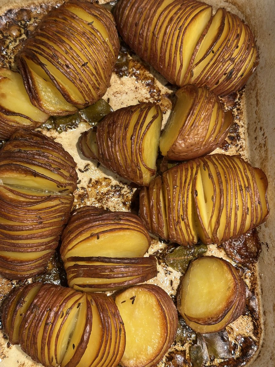SPBeale's tweet photo. Brought The Devonshire home last night with a @Nigella_Lawson main.
Scallops, bacon and malt vinegar.
Chicken and grapes with hasselback potatoes.
Chocolate mousse, cherries and cream. #thedev #dinnerparty #nigella https://t.co/TBg2LqxA3o