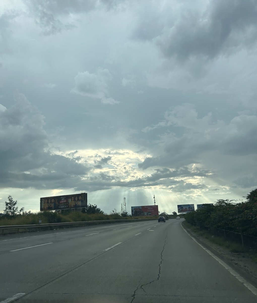 rams2102's tweet photo. Road to heaven #NatureBeauty #clouds #lonavala https://t.co/c8nhRIdOBB