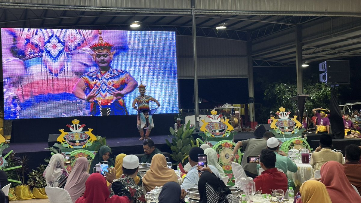 officialmumtaz's tweet photo. Makan malam bersama peserta Jemputan Perpaduan Nasional : Kelantan Model Perpaduan. Berlangsung harmoni dengan persembahan dari pelbagai budaya terutamanya masyarakat Siam Kelantan.

#tahunmelawatkelantan2024 #usrah #solusi #adilperihatinberkebajikan https://t.co/7kMndeaIdh