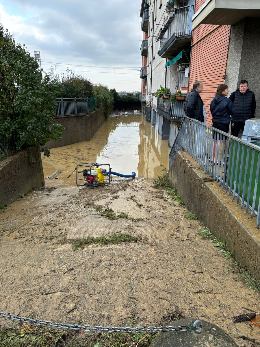 ProCivPiemonte's tweet photo. #maltempo #EmiliaRomagna Quattro squadre del Coordinamento regionale del Volontariato di #protezionecivile del #Piemonte dotate di quattro moduli di pompaggio della Colonna mobile stanno prestando la loro opera a #Valsamoggia (#Bologna). https://t.co/RrxooAug0j