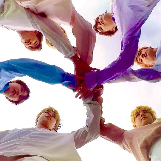 LexyMtz1's tweet photo. #BTSisSeven WE LOVE YOU YOONGI
사람들은 말해 세상이 다 변했대
#WeLoveYouYoongi
다행히도 우리 사이는 아직 여태 안 
#YoongiNeverWalksAlone
일곱이라 다행이다
#ARMYLoves7
아포방포 방탄소년단
#7StarsInARMYsGalaxy https://t.co/jZxirsRD8D