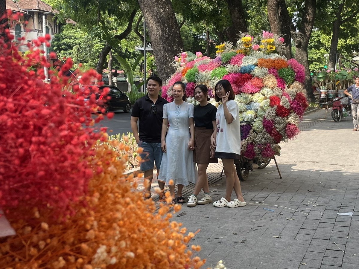 Today is Women’s day in Vietnam and it’s a big deal here in #Hanoi. 

Here is why: vietcetera.com/amp/en/why-vie…