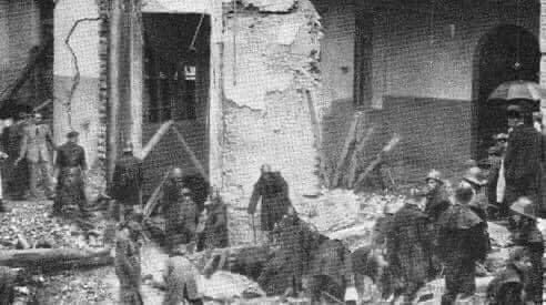 santangelo_s's tweet photo. L'orrore della #guerra: alle 11.32 del #20ottobre 1944 bombardieri #USA sganciano il proprio carico di morte sulla scuola elementare "Francesco Crispi" di #Milano, nel quartiere #Gorla. 184 bambini (più il personale scolastico) periranno durante il raid #WWII #wwii #ItalianFront https://t.co/axOf1XYS4r