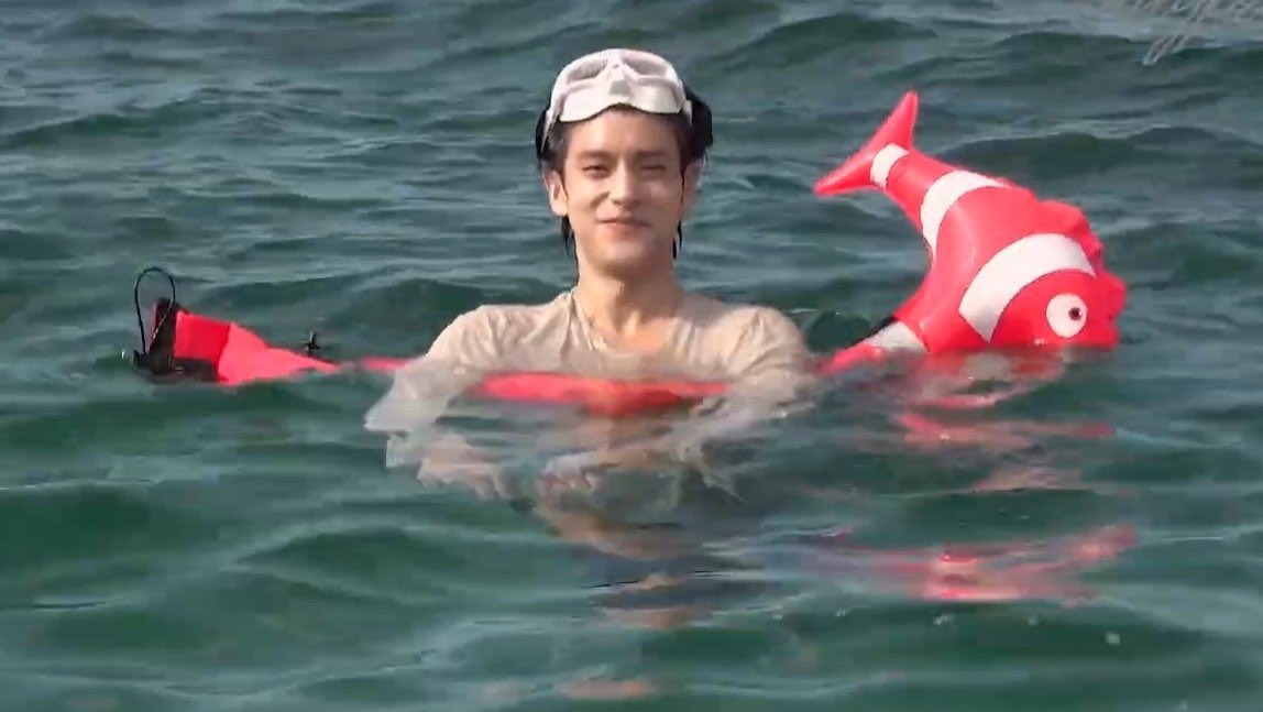 ikeupop's tweet photo. jake with his little fish floatie 🐠🫧 https://t.co/94S95Kshxs