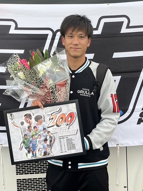igm_kouenkai's tweet photo. 10月20日 #FC岐阜 戦

#宮市剛 選手Jリーグ通算200試合達成のお祝いの花束を贈呈いたしました。
花束製作は法人会員様のフラワーショップ和華様です。
(パネルはチーム製作)
宮市選手の更なる活躍を期待しています。

#いわてグルージャ盛岡
#みんなで鶴サポ
#岩手 #盛岡 #サッカー #Jリーグ https://t.co/xK3e4g12GB