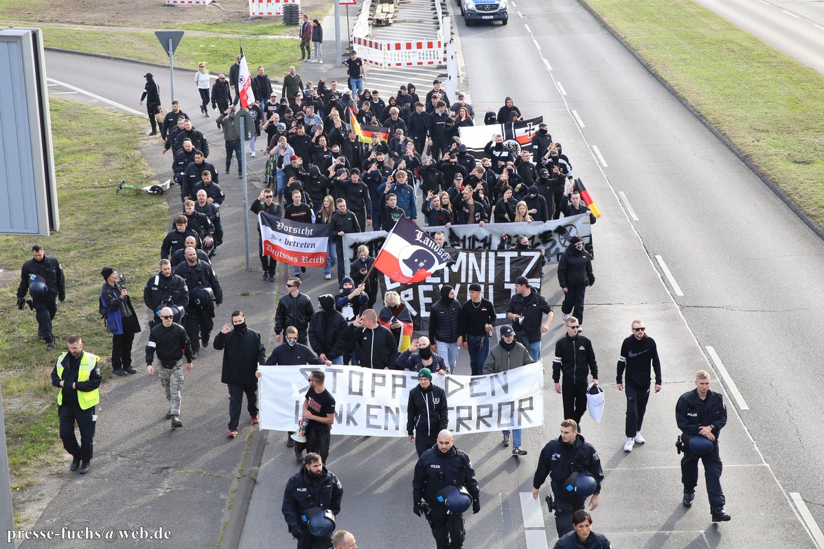 Pressefuchs_Brb's tweet photo. 1/8 Die gestrige Neonazi-Demo "Gegen Linkspropaganda und die Lügen der Antifa" der Gruppen "Deutsche Jugend voran (DJV)" und "Jung und Stark (JS)", die von Julian M. angeführt wurde, blieb mit 120 TN deutlich hinter den angemeldeten 400 TN. #b1910

Fotos: https://t.co/TyZZDucLe0 https://t.co/grqVL3sbhq