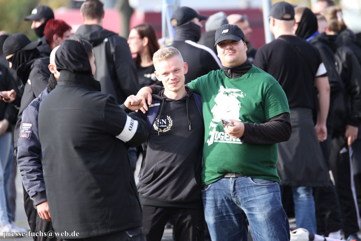 Pressefuchs_Brb's tweet photo. 1/8 Die gestrige Neonazi-Demo "Gegen Linkspropaganda und die Lügen der Antifa" der Gruppen "Deutsche Jugend voran (DJV)" und "Jung und Stark (JS)", die von Julian M. angeführt wurde, blieb mit 120 TN deutlich hinter den angemeldeten 400 TN. #b1910

Fotos: https://t.co/TyZZDucLe0 https://t.co/grqVL3sbhq
