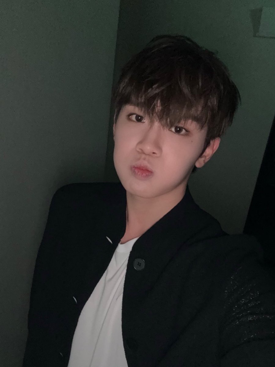 ZB1_official's tweet photo. _💌

가을이라 마음이 한참 공허할 때 제로즈가 있어서 추운 날씨 따뜻함으로 채울 수 있는 것 같아! 절대 가을 타는 거 아니고 ㅎㅎ 추운 날씨 펭귄처럼 서로 붙어서 잘 보내자~🐧
오노추! 박효신 선배님 - 겨울소리

#KIMTAERAE #김태래 
#ZEROBASEONE #ZB1 #제로베이스원 https://t.co/iyAJW9cFpe
