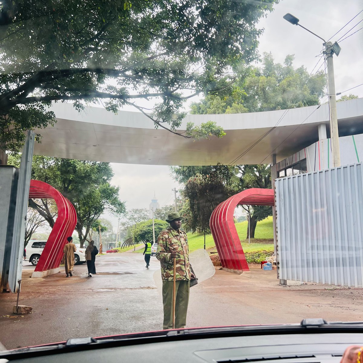 bonifacemwangi's tweet photo. Good morning from Uhuru Park. We have been stopped from accessing Uhuru Park. The dictator is so scared that he won’t allow Kenyans to gather and remember those he murdered. He has deployed police officers, and l was told we are not allowed in there. I was with my wife, and children.  The police officers, and county employees manning the gate said they're simply following orders. A park named Freedom but there is no freedom in Kenya today. Our forefathers didn't fight and die for freedom so that one insecure, corrupt individual man Ruto could lord over us. We shall continue shouting, and organising for  #RutoMustGo