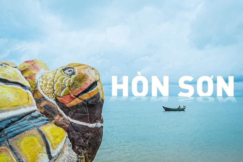 leminhdo's tweet photo. ❌ REVIEW DU LỊCH HÒN SƠN 2024❌ 

LÊN NÚI TẮM THÁC CỰC ĐÃ – XUỐNG BIỂN HẢI SẢN THẢ GA
---
Nếu đang hăm he lên lịch cho 1 chuyến đi Hòn Sơn ngay trong dip này thì đây chính là bài review cho bạn (Lưu ý và Kinh nghiệm ở cuối bài).

👉 DI CHUYỂN SANG ĐẢO: Tàu lightning68 : 170k / 1 chiều. Đi 65-70 phút. Tau SuperDong (Hoặc tàu mới Hoà Bình), 160k/chiều từ Rạch Giá đến Hòn Sơn trong 90 phút. Lưu ý Thứ 7 thì đa số nhanh hết vé, nên cuối tuần thứ 7 thì mình mua luôn combo tiện ích cho dễ nha.

👉 Tip: Nên đặt sớm để lựa chỗ ngồi đẹp và gần nhau. Khi tàu khởi hành, nếu trời đẹp bạn có thể lên boong ngồi để ngắm cảnh và chụp ảnh, rất thích hợp cho các bạn hay bị say tàu.

👉 DI CHUYỂN TRÊN ĐẢO: Thuê xe máy chỉ 200k cho trọn hành trình 2 ngày, bao xăng và cho mượn mubahi luôn.

👉 Liên hệ thổ địa Hòn Sơn để đặt tour  lặn câu cá, cho thuê xe máy, chỉ giúp chổ ở luôn nha. 

👉 Tip: Nên chọn xe số để dễ leo địa hình, nhớ test thắng và đèn. Đội mubahi đầy đủ vì có CSGT tuần tra thường xuyên.

👉 NHÀ NGHỈ: Gợi ý 1 số nhà nghỉ hot hit và chất lượng tốt, phòng ốc sạch đẹp và nhiệt tình: Cocobay , Homstay Beach, Thương’s House, Lại Sơn, Sky Hotel....

Tip: Nếu chọn gần cảng thì hơi xa bãi tắm, nếu chọn gần/sát bãi tắm thì hơi xa cảng.

👉QUÁN ĂN: Mình thích đi Hòn Sơn vì các quán ăn tại đây nấu ăn cực ngon, nêm rất đậm đà và chế biến rất nhanh. 1 số địa điểm bạn nên đến và ăn thử: Quán Thanh Giao (lẩu hải sản, tôm chì, cá quỵt), Nhà nghỉ Beach, Quán gà trên núi Thành Nhừng, Nhà bè Oanh Hạnh (món lẩu cá mú và cá tai tượng kho tại đây ngon nhất quả đất).

Tip: Nên đặt sớm từ 2 tiếng để quán chuẩn bị bàn ghế, đồ ăn.

MUA HẢI SẢN: Mùa này có 1 điều khá lạ lùng tại Hòn Sơn đó là tôm tích, tôm thẻ khủng, ghẹ, mực,… đều đồng giá cực rẻ 200-250k/kg (size bự bự). Bạn có thể nhờ dân địa phương mua hoặc tự đi chợ tại Bãi Giếng để bổ sung Vitamin hải sản.

Tip: Nên đi sớm để lựa được hàng tuyển, ngoài ra có thể mua tại làng chài Bãi Bấc, khi ngư dân vừa đánh bắt lên và gỡ lưới. Muốn nhờ hấp thì giá tại bãi Bấc rẻ hơn nhiều so với tại nhà nghỉ/quán ăn.

LỊCH TRÌNH:
Ngày 1: Lên tàu qua đảo – Nhận xe ăn sáng – Đi đường xuyên đảo chụp ảnh, tắm thác – Ăn trưa nghỉ ngơi – Leo núi/Tắm biển – Mua hải sản – Ăn BBQ bãi biển – Chợ đêm.

Ngày 2: Lên núi ngắm bình minh – Ăn sáng – Chụp ảnh bãi đá – Đi làng bè ăn trưa – Ra bến cảng mua khô, hải sản – Lên tàu về.

MUST TRY:
Chụp check in Con Rùa.
Chinh phục Ma Thiên Lãnh.
Gà hấp tỏi, Lẩu hải sản, Tôm Chì, Tôm Tích, Cá Quỵt, Cá Mú, Cá Tai Tượng, Lặn Nhum, Ghẹ. Tắm thác, Tắm biển Bãi Bàng.
Ăn làng chài, BBQ bãi biển.

👉 LƯU Ý VÀ KINH NGHIỆM: 

1. Nên đi chuyến tàu sớm và về chuyến tàu trễ để tranh thủ nhiều thời gian chơi trên đảo.

2. Mang theo đầy đủ CMND/CCCD và bằng lái xe. Bạn nào đi tàu yếu thì uống thuốc chống say tàu trước 30 phút và ra boong ngồi cho thoáng.

3. Đường núi hơi ngoằn ngoèo, lên xuống dốc nên cần tay lái cứng 1 tý. Chuẩn bị sẵn sàng áo chống nắng, kem chống nắng, nón, bao tay và cả áo mưa nữa nhé.

4. Sạc đầy pin điện thoại và máy ảnh vì sẽ phải hoạt động hết công suất. Ngừng ăn hải sản trước chuyến đi 1 tuần để oanh tạc tôm, cá, ghẹ, mực trên đảo.

5. Đang mùa hot du lịch, nếu bạn lần đầu đi Hòn Sơn thì nên đặt tour trọn gói để chắc ăn có vé, có phòng, có xe máy và được hướng dẫn chi tiết đường đi cũng như nhờ mua hải sản giá rẻ. Nên đặt sớm trước 1 tháng để chọn phòng view đẹp. 

6.  Bạn nào cần thông tin thì inbox mình gửi số thổ địa cho nhé. Liên hệ admin book cho lẹ cũng dc nèk.