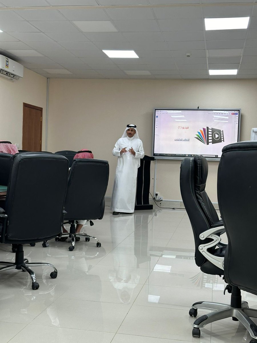 HR_UBisha's tweet photo. أقامت الإدارة العامه للموارد البشرية بجامعة بيشة ممثله بوحدة التطوير والتدريب ضمن خطة التدريب للموظفين الإدارين  بالجامعة دوره بعنوان ( التعاقب الوظيفي ) ابتداءً من اليوم ولمدة يومين  وقد قدم الدوره سعادة الأستاذ الدكتور : عامر مترك المعاوي. https://t.co/pKfuuw8hIC