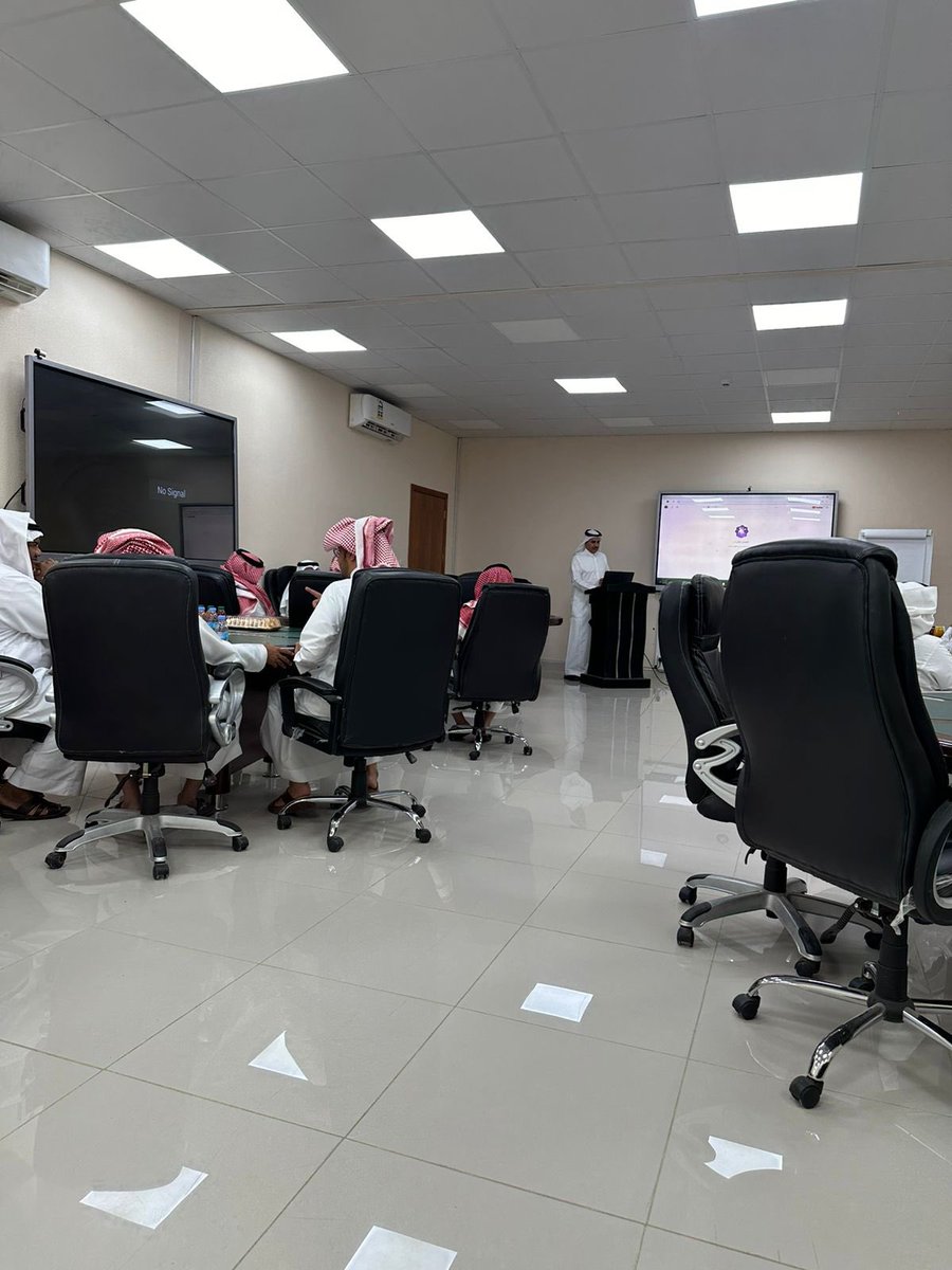 HR_UBisha's tweet photo. أقامت الإدارة العامه للموارد البشرية بجامعة بيشة ممثله بوحدة التطوير والتدريب ضمن خطة التدريب للموظفين الإدارين  بالجامعة دوره بعنوان ( التعاقب الوظيفي ) ابتداءً من اليوم ولمدة يومين  وقد قدم الدوره سعادة الأستاذ الدكتور : عامر مترك المعاوي. https://t.co/pKfuuw8hIC