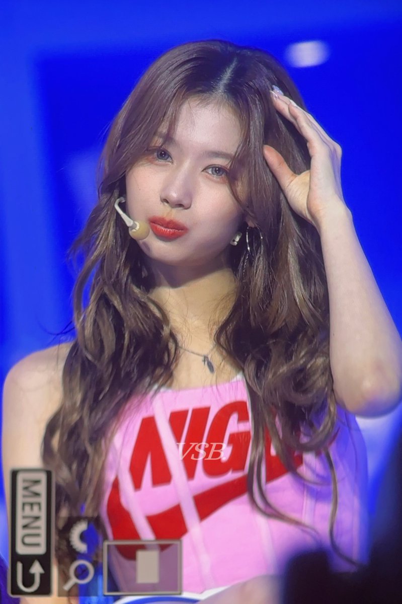 VSB_1229's tweet photo. 241020 팬미팅 1회차

김사나 너 미친거야... 

#트와이스 #TWICE #사나 #SANA #サナ https://t.co/czJxrHAKJQ