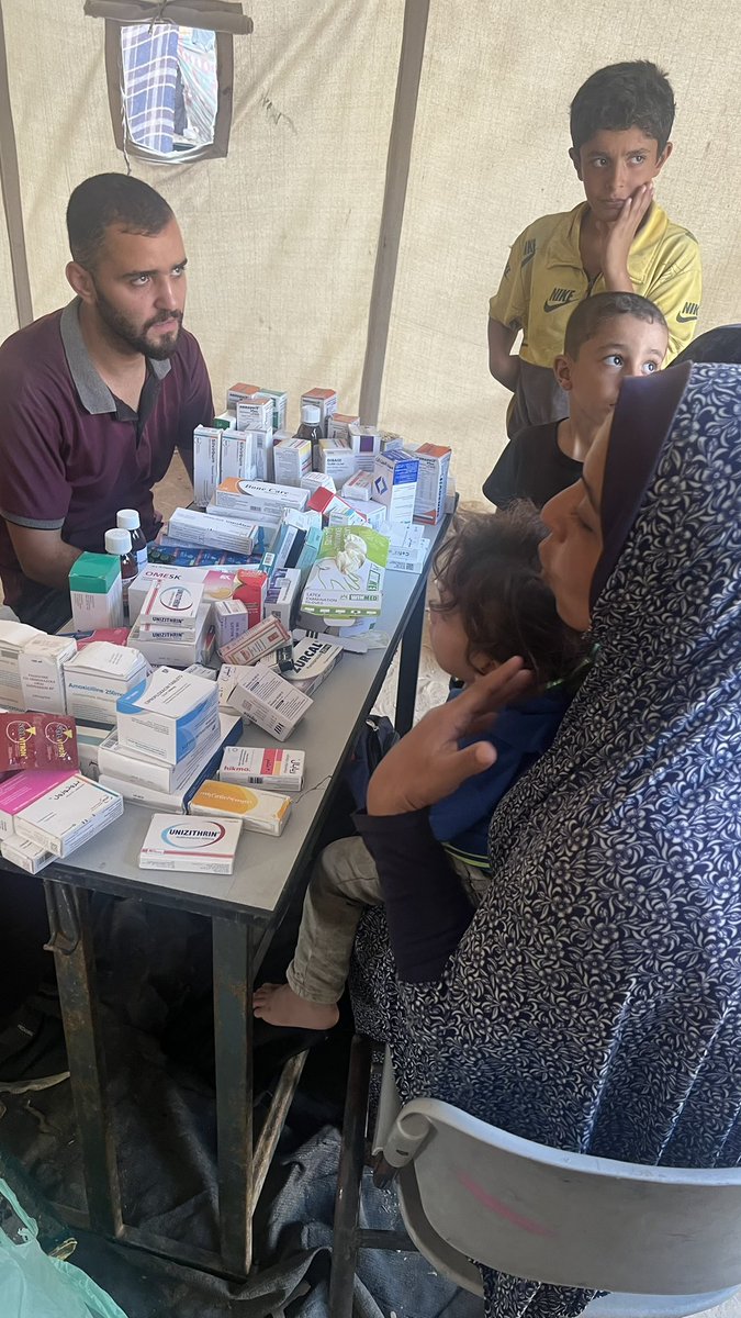 Brave heroes continue to help patients in tents get medicine.

paypal.com/donate/?hosted…

GFM /gofund.me/aed39d89