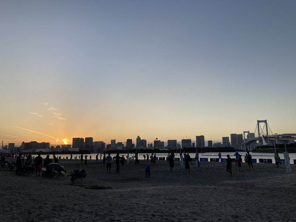 mk_background's tweet image. お気に入りのサントラ聴きながらレインボーブリッジ遊歩道歩いてお台場海浜公園でのんびりして、日が沈んだらまた遊歩道歩いて帰る、ってルートかすごいいいんですよ〜😌
