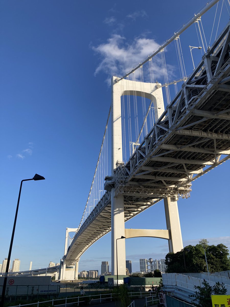 mk_background's tweet image. お気に入りのサントラ聴きながらレインボーブリッジ遊歩道歩いてお台場海浜公園でのんびりして、日が沈んだらまた遊歩道歩いて帰る、ってルートかすごいいいんですよ〜😌