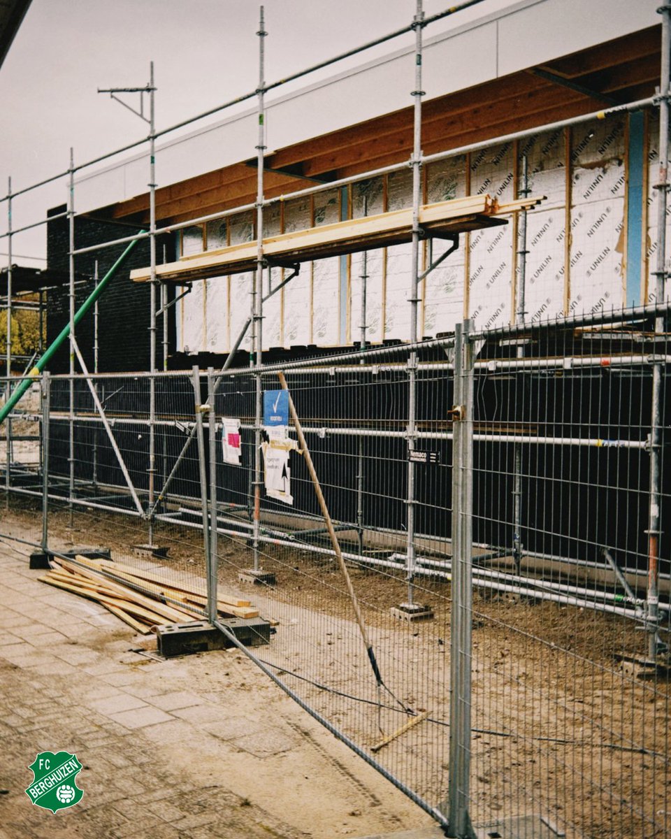 Met de uitbreiding van de teams op zaterdag is het een goede zaak dat er ook extra kleedkamers zijn bijgekomen. Fase twee is momenteel in aanbouw, waarin de toiletvoorzieningen en opslag zullen worden gerealiseerd.
