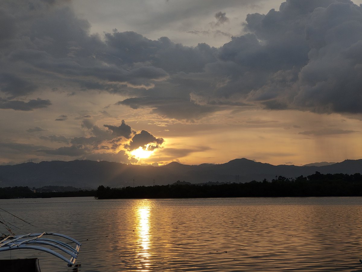 okay lang maging loner kung gan'to rin naman yung view 🤌🤌