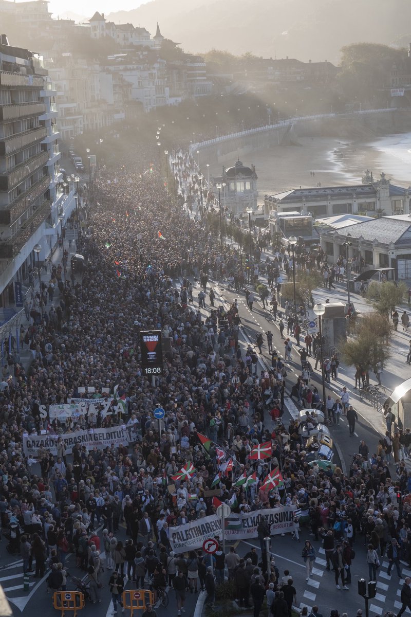 EZ UTZI PALESTINAREN ALDE MOBILIZATZEARI.

Israelek Palestinan garatutako sarraski eta genozidioa bortitzago bilakatu den honetan, herri erantzuna aktibatzen jarraitzea dagokigu. Herrien autodeterminazio eta askatasuna aldarrikatzea dsgokigu

Bihar #GazteokPalestinarekin.