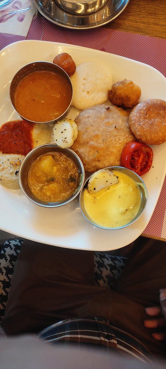 cwabhi's tweet photo. My plate is free from tears too. #Vegeterian #Food #Blogger #Lifestyle #Save #Animals #Cruelty #TimesOfIndia @NalinisKitchen #TOI #Foodie #vlogger #karwachauth2024 https://t.co/3c9cRBBGmH