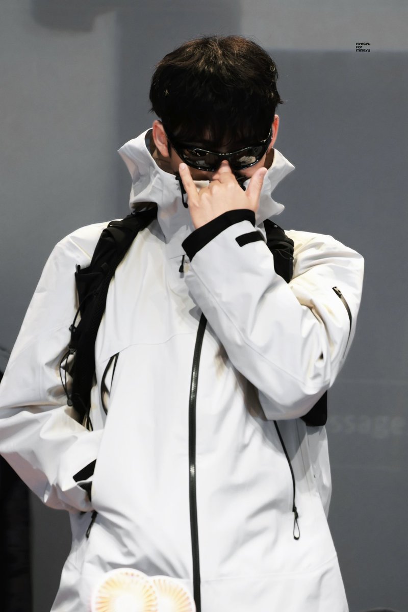 다 가렸는데도 잘샌견네 ,,, 🖤🖤🖤