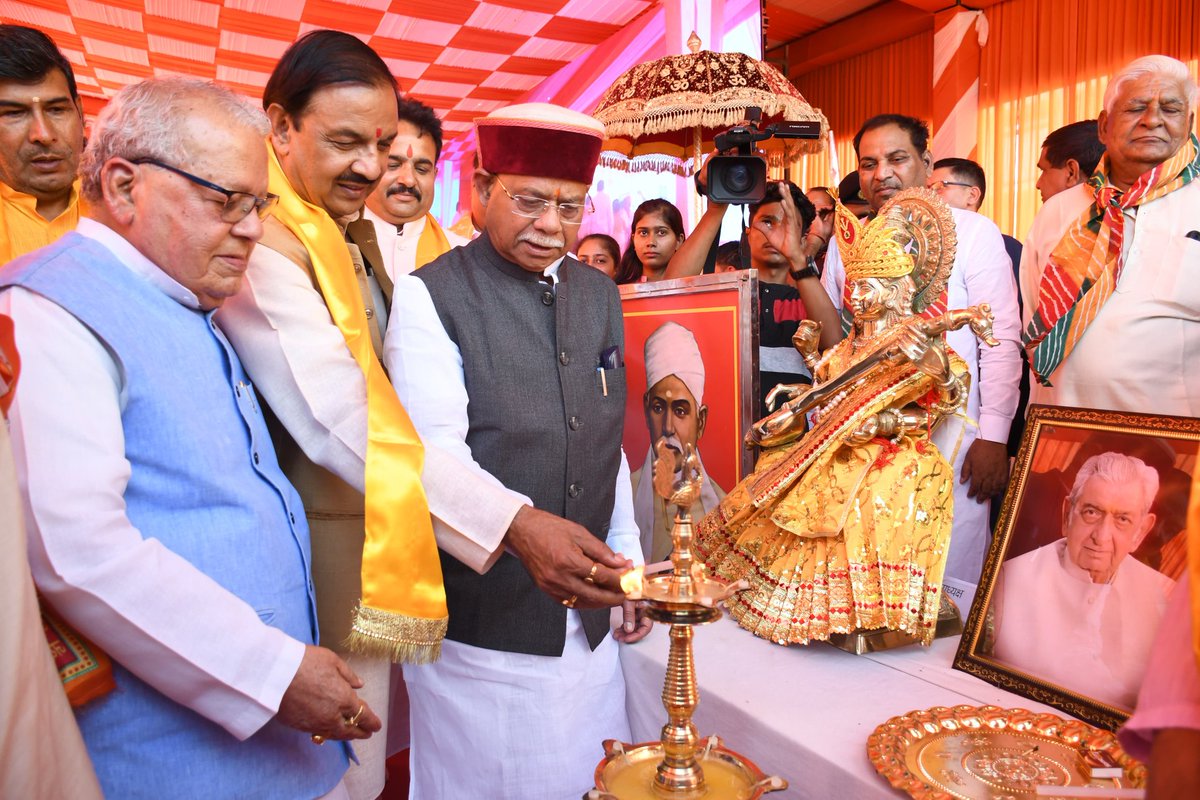 dr_maheshsharma's tweet photo. आज खुर्जा में अखिल भारतीय ब्राह्मण सभा के तत्वाधान में आयोजित कार्यक्रम 'विप्र एकता दिवस' में हिमाचल के महामहिम राज्यपाल श्री @ShivPShukla_Gov जी, राजस्थान के पूर्व राज्यपाल श्री @KalrajMishra जी, अलीगढ़ लोकसभा से निर्वाचित लोकप्रिय सांसद श्री @SatishGautamBJP जी, मा. एमएलसी श्री चंद शर्मा जी व नूपुर शर्मा जी की गरिमामय उपस्थिति में सम्मिलित हुआ तथा विप्र जनों को संबोधित किया।