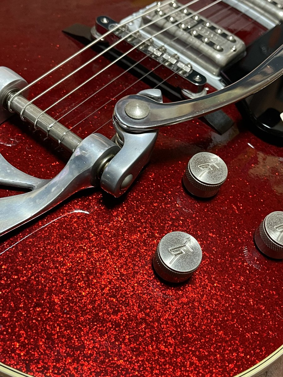 Paolo0823's tweet photo. 安いスパークルみたいにラメに隙間はありません。
GRETSCHがシルバージェット以外のスパークルを作る前から使っております(リフィニッシュ)
#GRETSCH
#グレッチ
#DUOJET
#エレキギター https://t.co/Itg00XcXoj