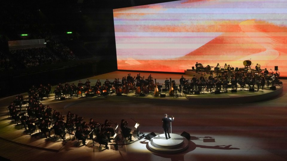 Discover_GZ's tweet photo. The 4th Greater Bay Area Culture and Arts Festival opened in #HongKong on Oct 19. Conducted by renowned composer #TanDun, Sound River, a symphonic poem inspired by his decade-long travels along the #silkroad, made its world premiere. Pop singer #zhoushen sang the theme song. https://t.co/60OvTIoLic