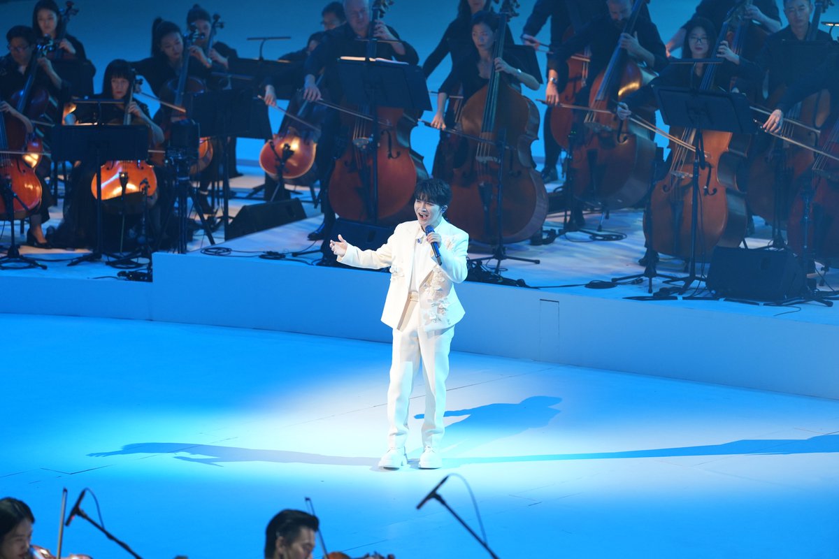 Discover_GZ's tweet photo. The 4th Greater Bay Area Culture and Arts Festival opened in #HongKong on Oct 19. Conducted by renowned composer #TanDun, Sound River, a symphonic poem inspired by his decade-long travels along the #silkroad, made its world premiere. Pop singer #zhoushen sang the theme song. https://t.co/60OvTIoLic