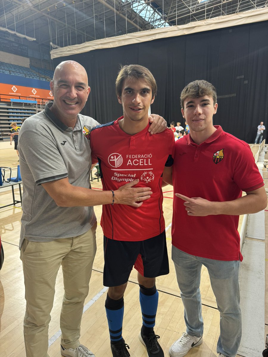 ReusDeportiu's tweet photo. El primer equip del Reus Deportiu Virginias, amb els 𝐒𝐩𝐞𝐜𝐢𝐚𝐥 𝐎𝐥𝐲𝐦𝐩𝐢𝐜𝐬! ✊🏼🏑

Jordi Garcia, Ferran Giménez, Nil Viña, Guillem Jansà i Ramon Margalef van visitar els atletes dissabte al Pavelló Olímpic i van participar a l’entrega de Medalles de Floorball 🏅 https://t.co/cM5DAqh4NT