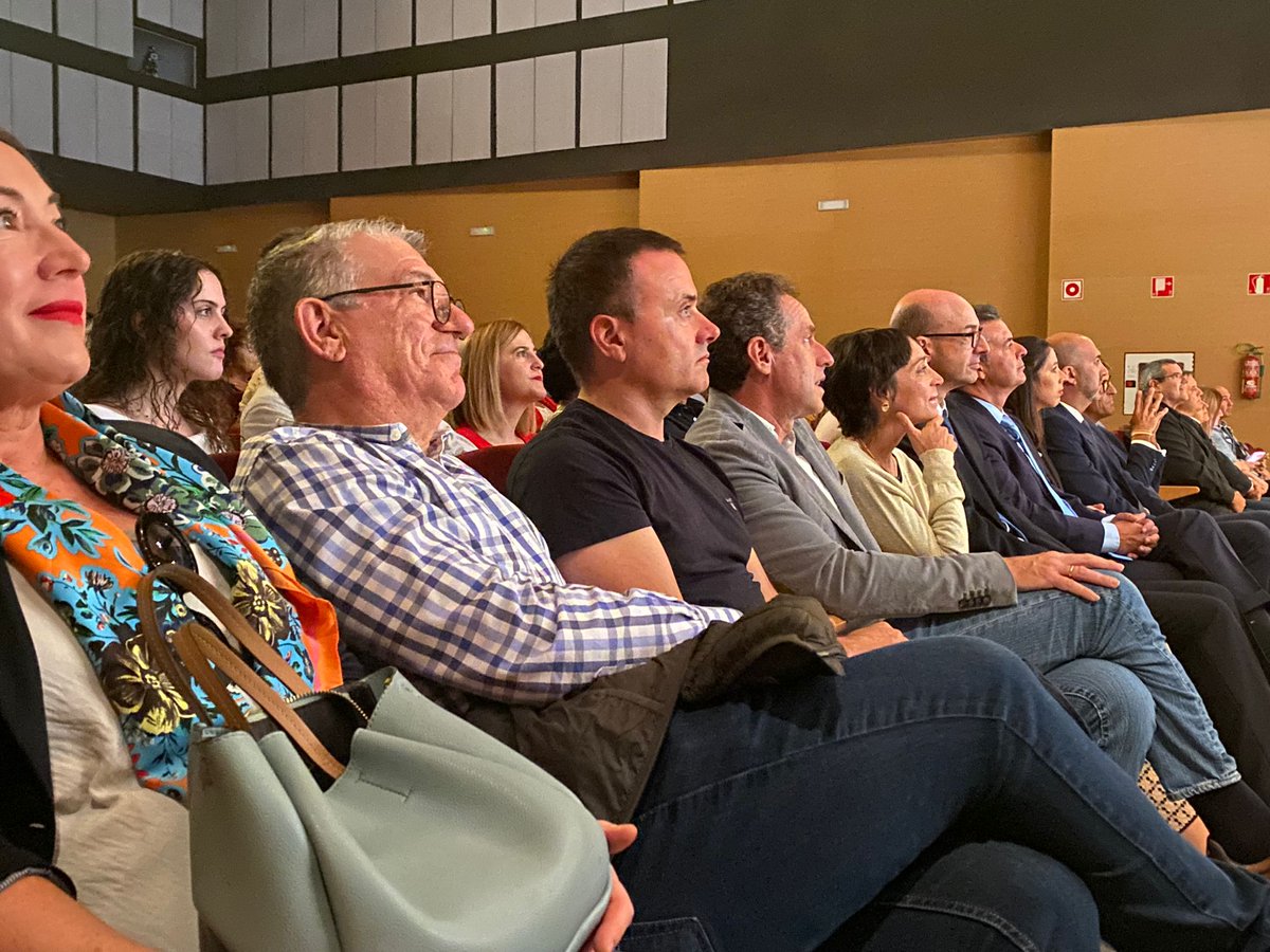 ehr_ua's tweet photo. L'enhorabona a la Càtedra Enric Valor de la @UA_Universitat per la 7a Fira de la Fantasia a Castalla. Un exemple de la capacitat de la UA d'implicar-se en el territori. Felicitats @joanborj i també a Natàlia Abad pel #PremiEnricValor de Novel·la de la  @dipuAlicante https://t.co/zF34d6eaFD