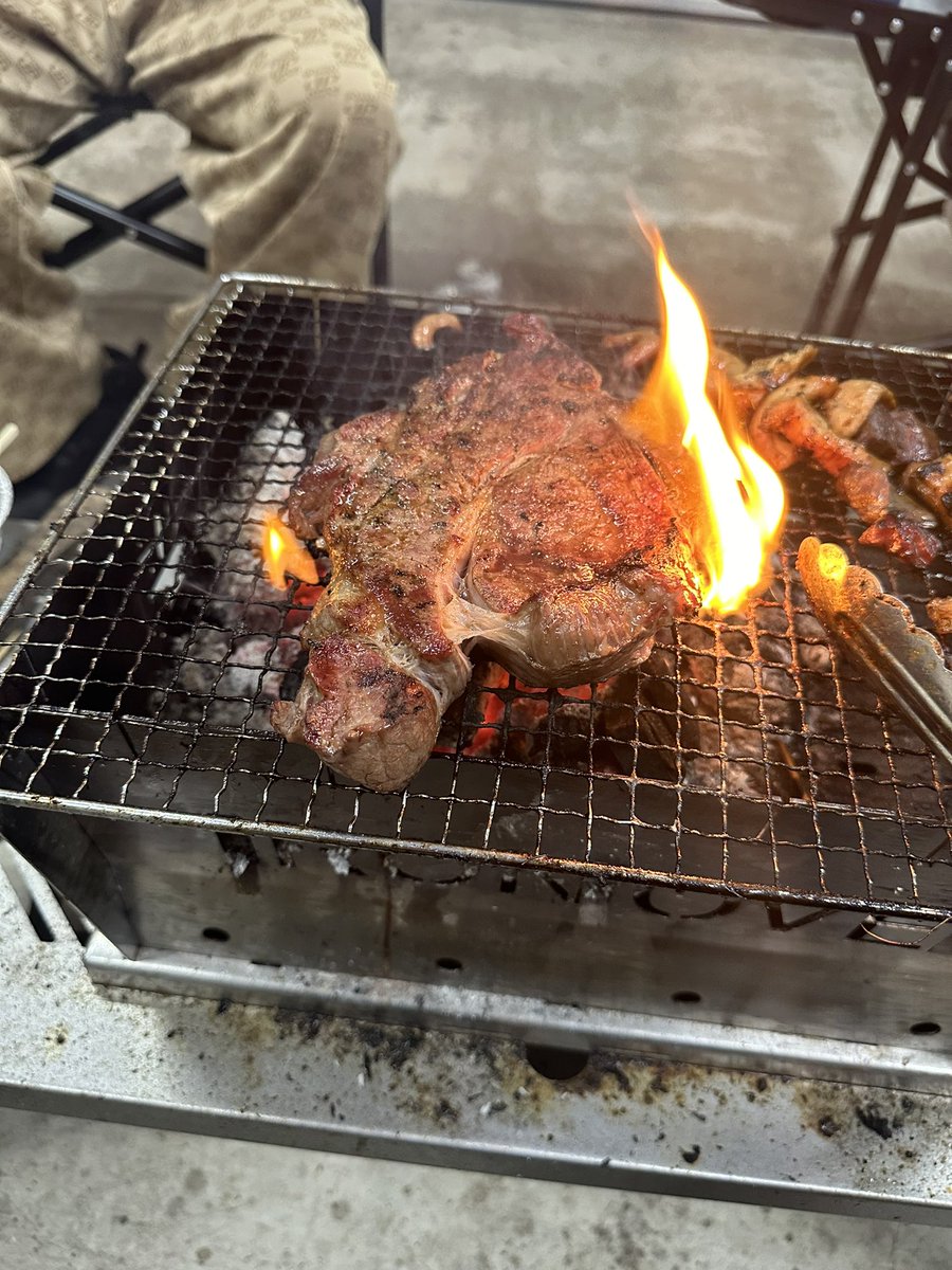 mikamimsayuki's tweet photo. @KONIKU029 
コニクさんの1ポンドステーキが届いたので早速週末BBQ🍖で焼いてみます。
iron ovenで焼かれたお肉は程よい赤身で美味しさに溢れました。
コニクさんありがとうございます😊

#焚き火
#焚き火台
#キャンプ
#北海道キャンプ
#ガレージブランド
#鉄工所
#当麻町
#ironoven
#Aproduct https://t.co/yvRPiTFXFi