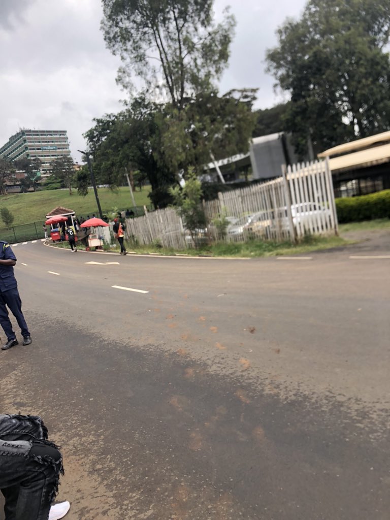 tindi_jeffrey's tweet photo. Unfortunately the police have been sent to guard Uhuru Park against us. Tuko tuh kwa gate.
#RutoMustGo 
#OccupyUhuruPark https://t.co/SAy363drH1