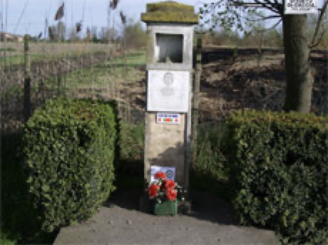 ANPIRomaPosti's tweet photo. Il #25ottobre 1944 i tedeschi, guidati dalle segnalazioni dei fascisti, catturarono #TriestinoFranciosi e #IvoVecchi discendente da una famiglia di idee antifasciste: i due partigiani vennero impiccati nei pressi in via Serrasina a #Soliera (#MO) non lontano dal fiume #Secchia. https://t.co/UTkKsZRhi2