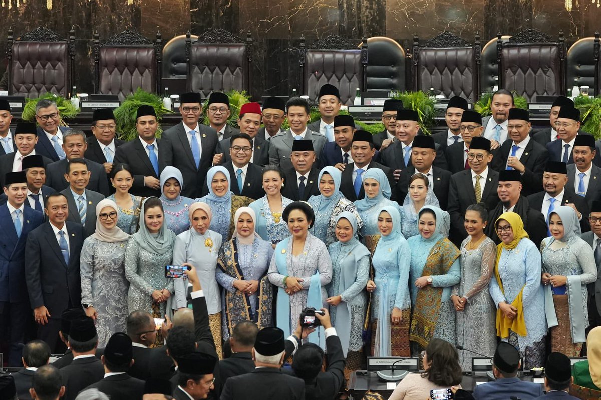 Menghadiri pelantikan Presiden RI Bapak <a href="/prabowo/">Prabowo Subianto</a> dan Wakil Presiden RI Bapak <a href="/gibran_tweet/">Gibran Rakabuming</a> masa jabatan 2024-2029 di Gedung Nusantara MPR/ DPR/ DPD RI, Senayan.