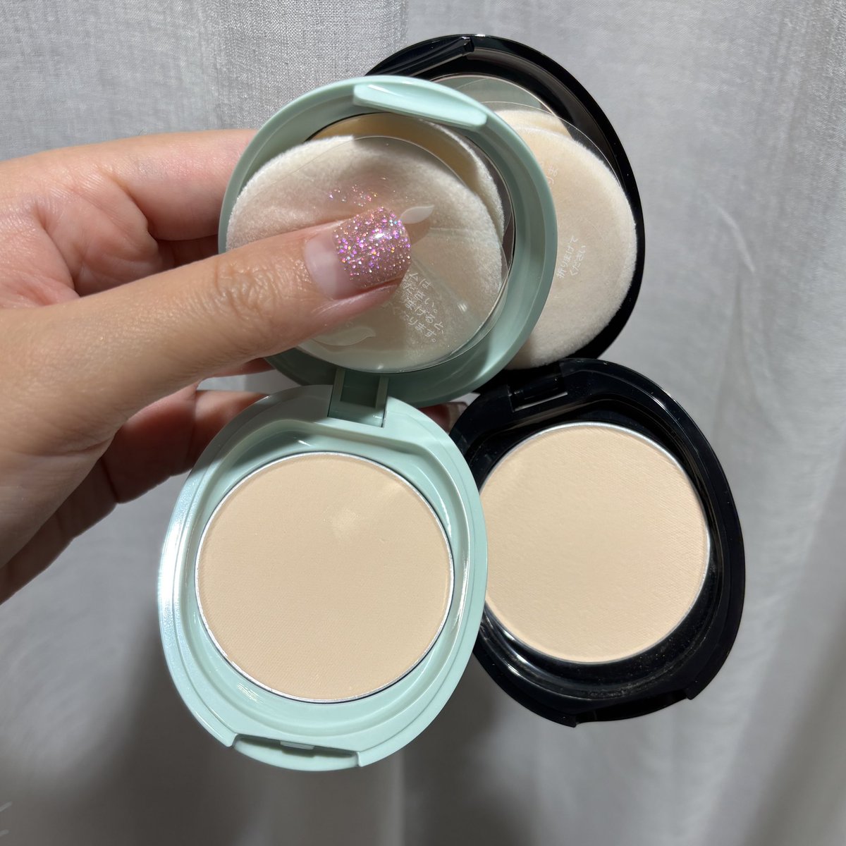 ChichaShalala's tweet photo. จะบอกว่าดีมาก SHISEIDO NEUVE Oil Control Powder ตัวนี้ฮิตมากที่ไต้หวัน พส ไต้หวันใช้เยอะมาก แป้งควบคุมความมัน ปรับโทนสีผิว ใช้ได้ทุกสีผิว ใช้ระหว่างวันแบบทาทับซ้ำเครื่องสำอางค์ได้เลย ไม่อุดตันด้วย เนื้อบางเบา แต่เริ่ดมาก ไม่วอก ไม่หนา ไม่เป็นคราบ พิกัด: https://t.co/ChHoRpkqlO https://t.co/52unRzw7aM