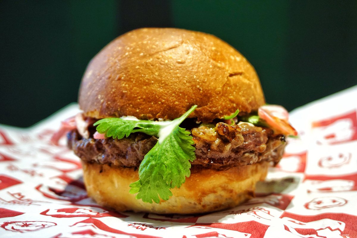 ¡Alerta de sabor‼️ La "Freshka" está a punto de desaparecer de nuestra carta.

🔥 🍔 Esta hamburguesa de chuleta con un toque fresco y picante es perfecta para los amantes de las emociones fuertes.
¡Corre a probarla antes de que sea demasiado tarde!
#malumrex #sagarfan #sagarbar