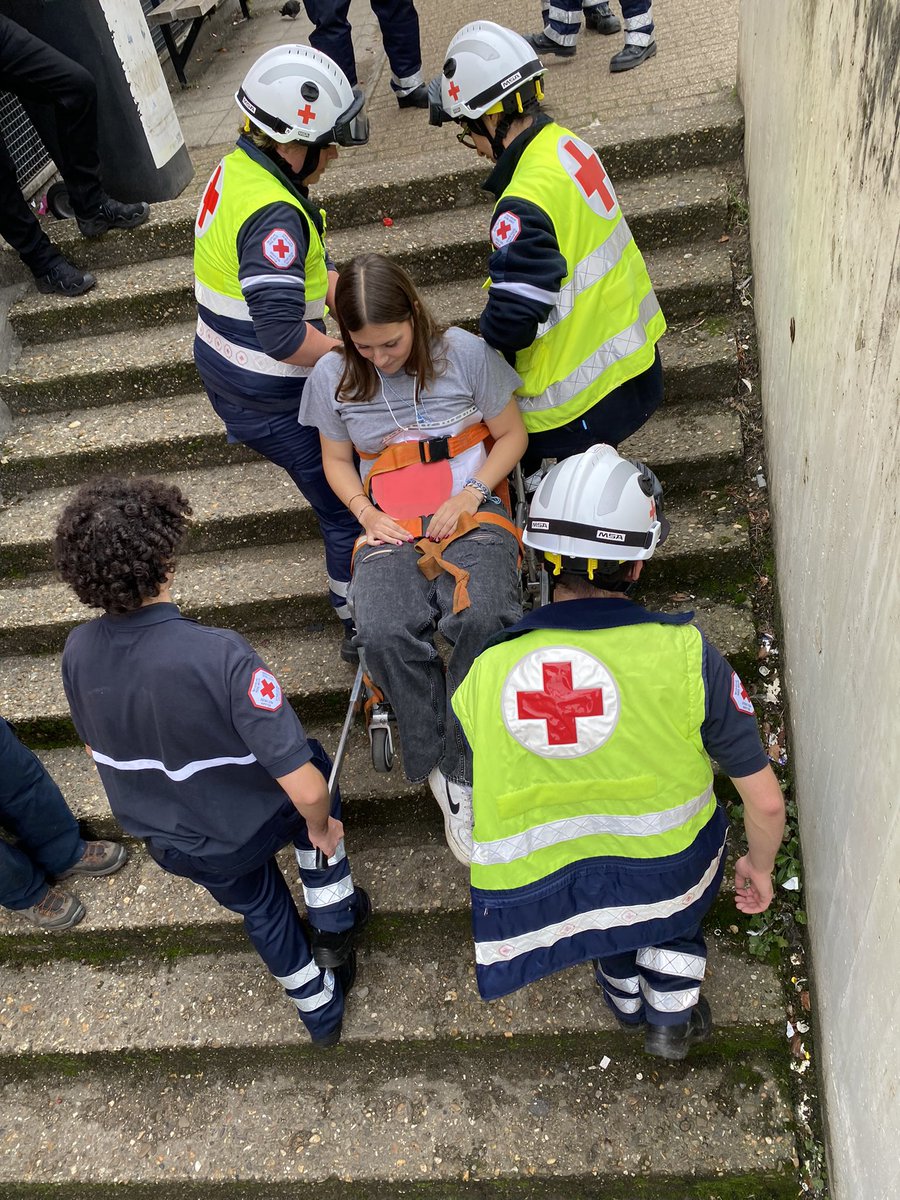 zpz_polbru's tweet photo. Quelle journée enrichissante pour nos cadets. 
Ils ont eu l’opportunité de prendre part en tant que figurants lors d’un exercice cata avec la @CroixRougeBE. Il est important pour tous les services de sécurité à #Bruxelles de régulièrement s’entraîner en situation qui se rapproche le plus de la réalité.  
Après un passage chez les maquilleuses, un briefing d’exercice on se met en place et bonne chance aux différents intervenants.
Merci à la Croix-Rouge de Belgique pour cette journée.

Wat een leerzame dag voor onze cadetten. 
Ze mochten als figuranten meedoen aan een rampoefening met @CroixRougeBE. Het is belangrijk dat alle veiligheidsdiensten in #Brussel regelmatig in een zo realistisch mogelijke situatie kunnen oefenen. 
Nadat ze opgemaakt waren, werden ze gebriefd over de oefening. Daarna namen ze hun plaatsen in en konden de intervenanten hun werk doen.
Bedankt aan het Belgische Rode Kruis voor deze dag.