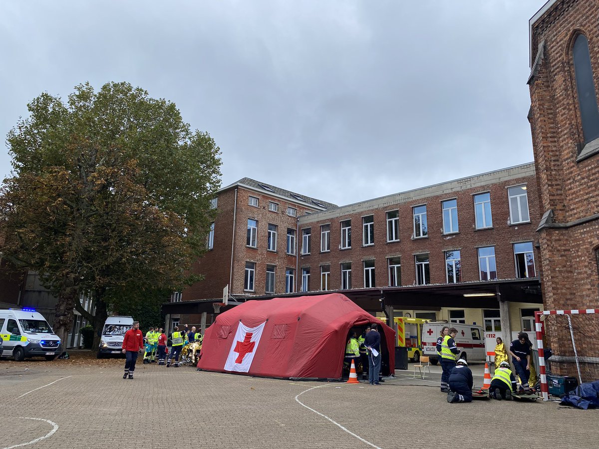 zpz_polbru's tweet photo. Quelle journée enrichissante pour nos cadets. 
Ils ont eu l’opportunité de prendre part en tant que figurants lors d’un exercice cata avec la @CroixRougeBE. Il est important pour tous les services de sécurité à #Bruxelles de régulièrement s’entraîner en situation qui se rapproche le plus de la réalité.  
Après un passage chez les maquilleuses, un briefing d’exercice on se met en place et bonne chance aux différents intervenants.
Merci à la Croix-Rouge de Belgique pour cette journée.

Wat een leerzame dag voor onze cadetten. 
Ze mochten als figuranten meedoen aan een rampoefening met @CroixRougeBE. Het is belangrijk dat alle veiligheidsdiensten in #Brussel regelmatig in een zo realistisch mogelijke situatie kunnen oefenen. 
Nadat ze opgemaakt waren, werden ze gebriefd over de oefening. Daarna namen ze hun plaatsen in en konden de intervenanten hun werk doen.
Bedankt aan het Belgische Rode Kruis voor deze dag.
