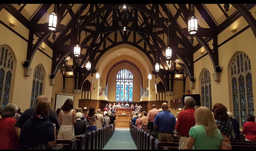 pcusabingewatch's tweet photo. Dundee Presbyterian #Omaha #Nebraska sanctuary during worship. 
#sanctuarySunday 
#Presbyterian #pcusa #ceilingsonSunday #ceilingSunday #architecture #stainedglassSunday https://t.co/hVFQ31YHmY