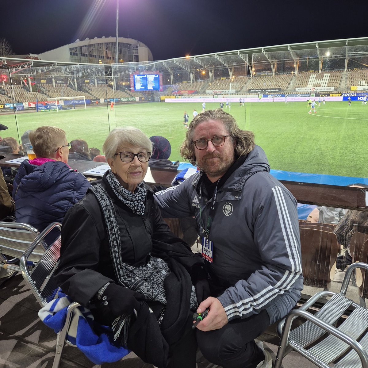 Kuvassa on Kaija Salopuro HJK naisfutiksen perustaja ja Joonas Sarelius nykyinen tyttö- ja naisfutiksen kehittäjä. Respect