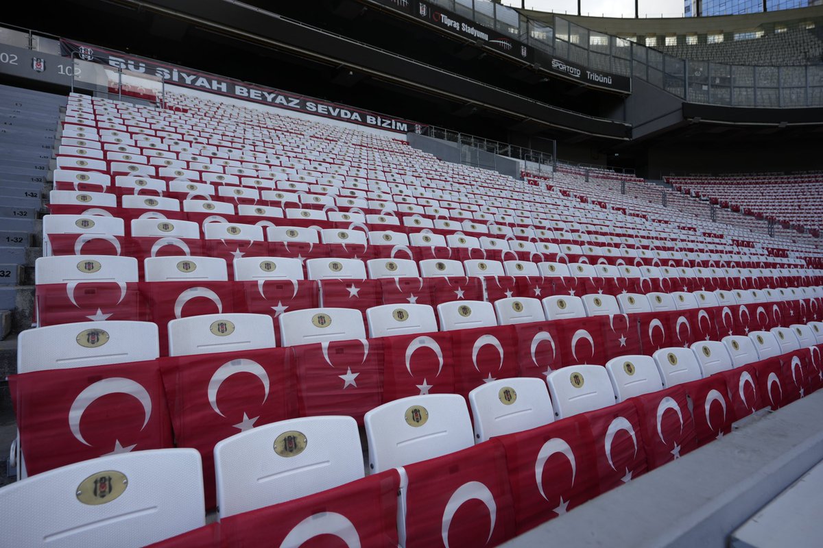 Besiktas's tweet photo. 🇹🇷 29 Ekim Cumhuriyet Bayramı öncesi stadımızın dört bir yanı bayraklarla donatıldı. 

Takımımızın T. Konyaspor maçında giyeceği Cumhuriyet Bayramı için özel hazırlanan kırmızı formamız da hazır. 🇹🇷

#CumhuriyetinBekçisiyiz https://t.co/I6P7HJ73cR