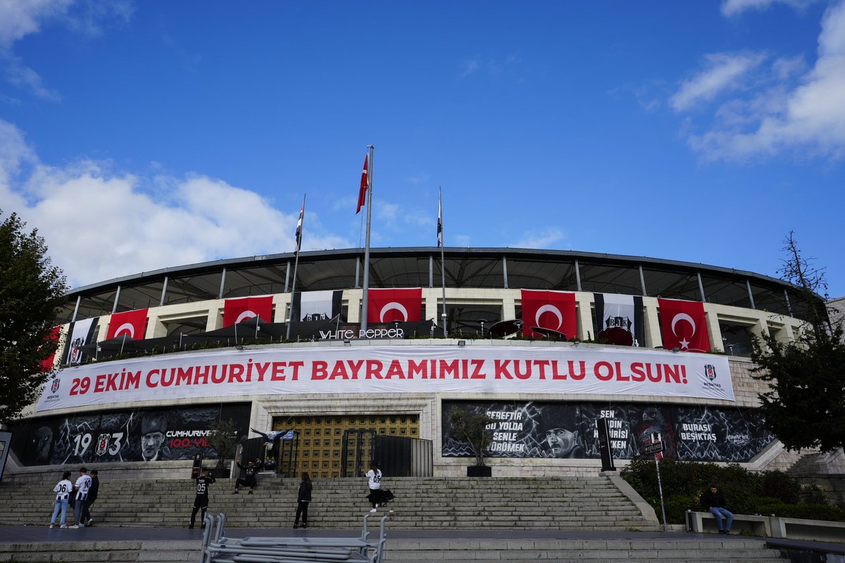 Besiktas's tweet photo. 🇹🇷 29 Ekim Cumhuriyet Bayramı öncesi stadımızın dört bir yanı bayraklarla donatıldı. 

Takımımızın T. Konyaspor maçında giyeceği Cumhuriyet Bayramı için özel hazırlanan kırmızı formamız da hazır. 🇹🇷

#CumhuriyetinBekçisiyiz https://t.co/I6P7HJ73cR
