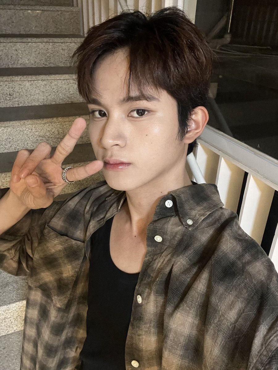 _jungwonverse's tweet photo. HE’S SO DAMN FINE https://t.co/UQ6WLwAdgF