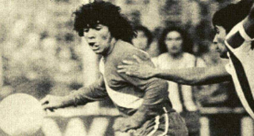 LCF666's tweet image. Un 20 de octubre de 1976, Diego Armando Maradona debutaba en la primera división del fútbol argentino. Con el número 16 en la camiseta, entró en el segundo tiempo de un partido contra Talleres de Córdoba, con apenas 15 años. En la primera pelota que tocó, tiró un caño