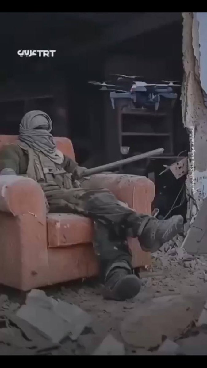 صدق #غسان_كنفاني  حين قال : " أكتاف الرجال خلقت لحمل البنادق " ثم يثور قائلاً : " فإما عظماء فوق الأرض أو عظاما في جوفها ". 

#الشهيد_القائد_يحيئ_السنوار 
#فلسطين_المحتلة