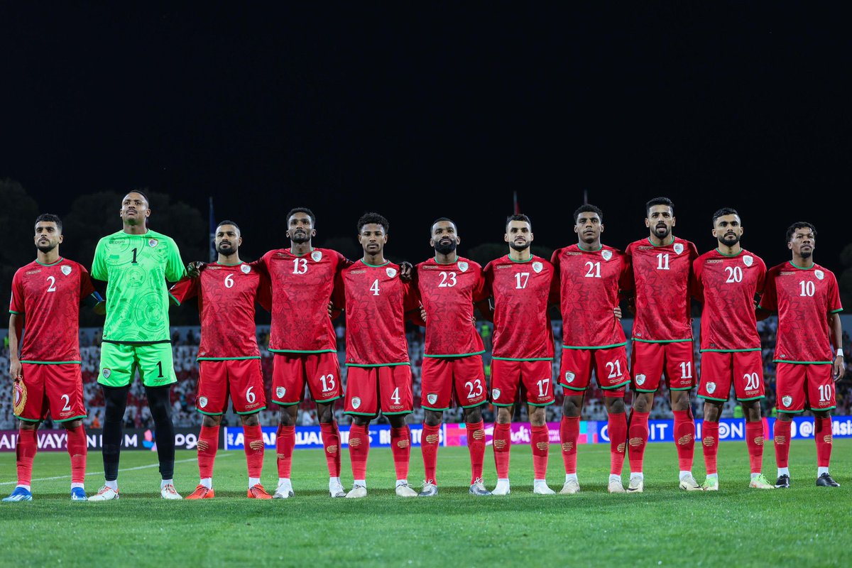 نحن..
إذا حقق المنتخب نتيجة ايجابية كَفرنا وبالغنا في الاحتفال وتمجيد الأشخاص ..

إذا خسرنا بعد كمين يوم حشرنا وقلنا هذا المنتخب والمدرب والاتحاد ما ينفعوا ببيسة
وين هذاك الاحتفال المبالغ فيه والتمجيد والحشرة

التصفيات نفسها طويل وعلينا أن ندعم المنتخب بشتى أنواع الدعم والمساندة