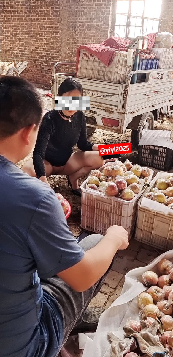 前几天外出 路过乡下的一片苹果园，就想着买点当地的苹果带回家，走进果园就一个大哥在这里看果园，就忍不住想搞点色色的事情，下面就是清儿开始的时候诱惑果园大哥的过程，后面更精彩，会持续更新！
 @luchu888   @ypzs888 https://t.co/dNFjg7304K