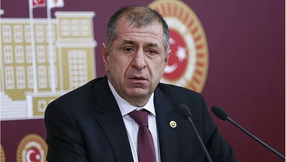 🔴 Ümit Özdağ: 

“Sağlık Bakanı Kemal Memişoğlu, bana mesaj attı. ‘Neden istifamı istiyorsunuz?’ diye sordu.  

Ben de, ‘Aslında haklısınız. Enerji Bakanı'nın istifasını istememiz lazımdı bu hususta’ dedim.”