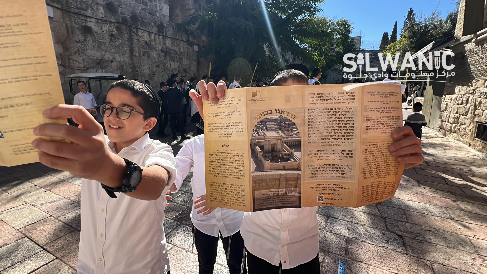 Settlers raise a flyer about the alleged temple in the place of the Dome of the Rock Mosque